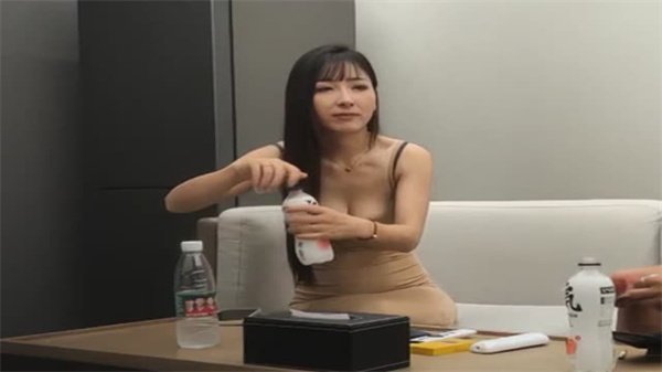 肤白貌美嫩模女神，高端外围包夜服务性感诱人