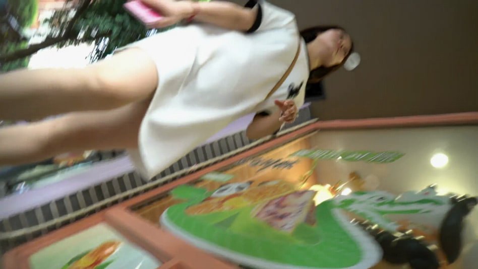 街拍盗撮：巨乳人妻ノーブラでオーバーサイズTシャツ着用！隣のJKは男友達と密着デート中にスカートめくり発覚