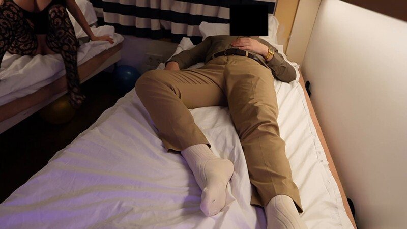 欲火焚身丰乳肥臀辣妹爬上床，翘起美臀深喉含肉棒，扶墙后入疯狂抽插，揉捏巨乳浪叫不断！