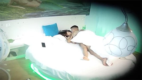 2021年酒店偷拍实录：热恋情侣开房激情缠绵全记录