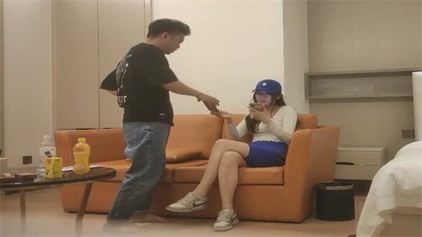 20岁175CM/108斤模特蜜桃臀逆天长腿 极品尤物这身材谁顶得住？