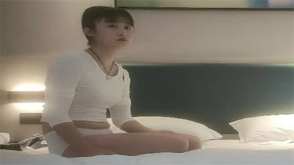 大叔寻欢记：极品嫩妹小姐姐粉穴紧致，水多诱人任我玩