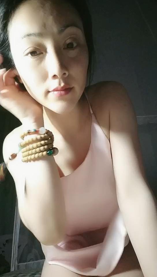 正值骚龄的她自慰难耐寂寞呻吟，饥渴媚眼求狠插！谁来满足空虚肉体？