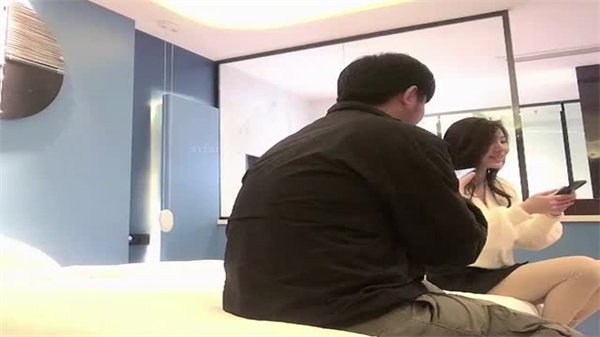 12.07重庆极品约啪实录！五大顶级校花黑丝短裙私密服务流出-中长发御姐床上狂野姿势