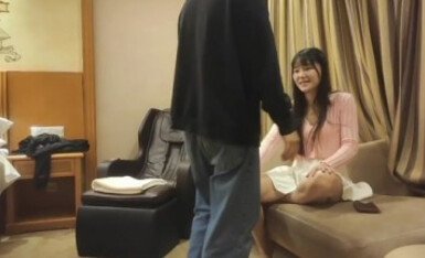 深夜黑丝文静妹骑乘打桩机狂插骚穴疯狂输出！