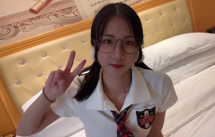 史上最清纯制服嫩妹！全脸特写完美出镜，娇嫩诱惑让人血脉贲张！