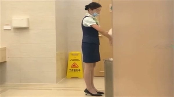 极品空姐机场厕所偷拍，丝袜高跟气质美女全露诱惑
