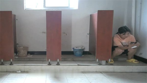 【佼佼者】厕所全景偷拍神作！一镜到底4位置6角度，无死角窥视刺激现场！