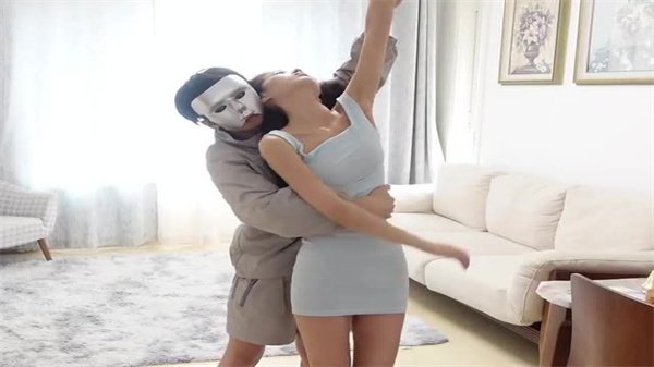 极品骚货女房东灵灵饥渴难耐，扒光衣服求租客狂插猛干！