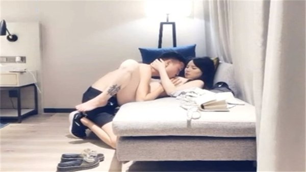 硬邦邦探花黄先生猎艳灰裙美少女，酒店开房狂抽猛插淫水四溅！