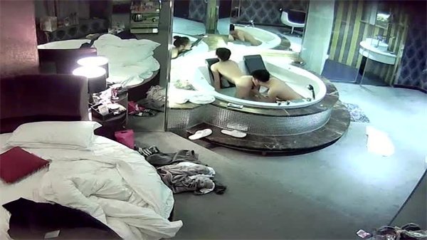 黑客偷拍大学生情侣私密性爱：帅哥美女激情全裸上演