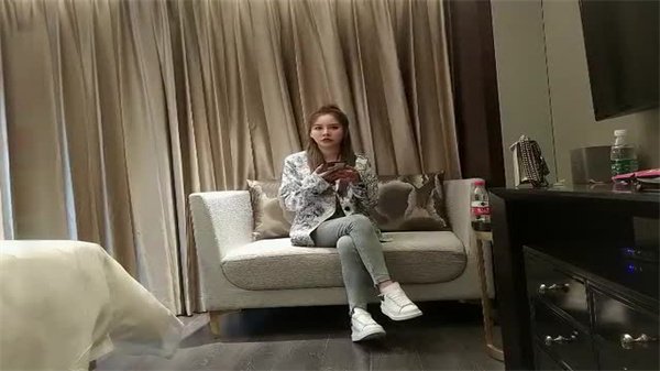 高马尾嫩模牛仔裤秀修长美腿，小伙爽翻天高潮迭起