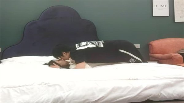 乖巧甜美嫩妹主动扒开内裤埋头狂舔嫩穴，淫水直流骚气冲天