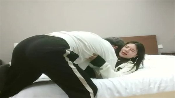 【利哥探花】真实偷拍高档外围黑丝长腿美女，性感得让人窒息！