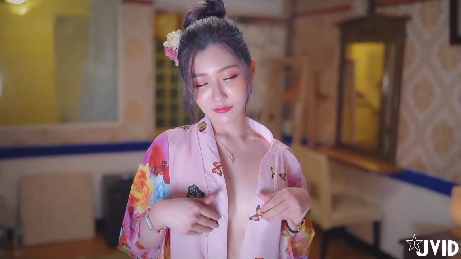 日系樱花妹真空上阵！风情万种全裸拍摄，蜜桃臀颤抖敏感带全解禁