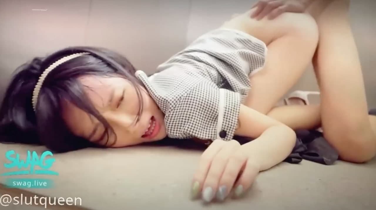 清纯制服OL电梯里的秘密服务 上班族客户的特别接待